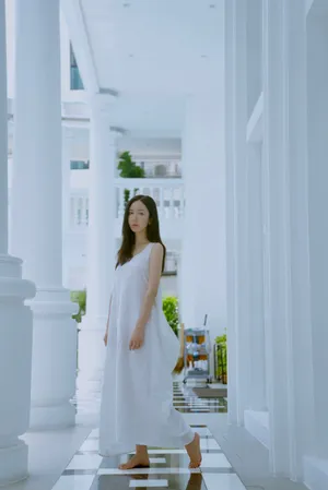 娄艺潇清新白裙夏日写真图片第6张