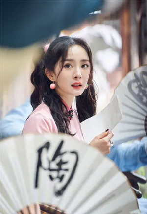杨幂粉色旗袍双马尾造型图片_3