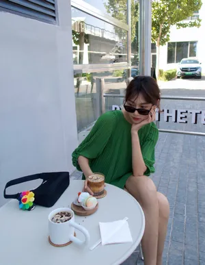李斯羽绿裙清爽街拍图片_6