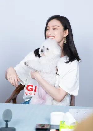 倪妮白T清新甜美写真图片