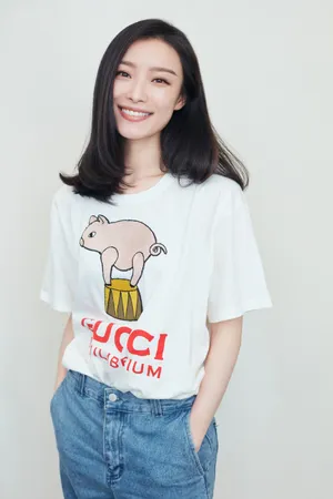 倪妮白T清新甜美写真图片