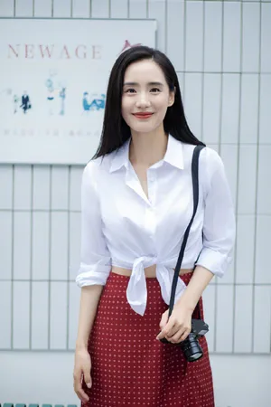 王智复古波点裙气质写真图片