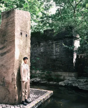 刘昊然裸色西服文艺写真图片