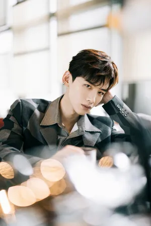 白敬亭格纹西装帅气写真图片第7张