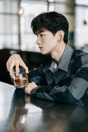 白敬亭格纹西装帅气写真图片第8张