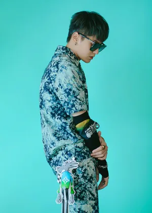 吴亦凡油画牛仔套装帅气写真图片_1