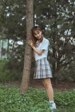 高颖浠学院风超短裙写真图片_3