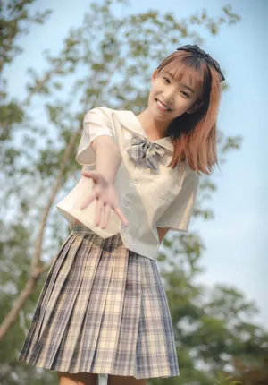 高颖浠学院风超短裙写真图片_5