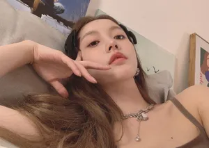 姜贞羽居家俏皮生活照图片