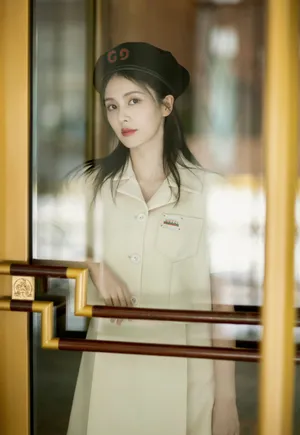 白鹿意式复古套裙性感图片写真_8
