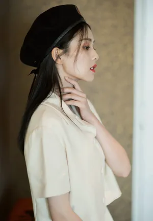 白鹿意式复古套裙性感图片写真_11
