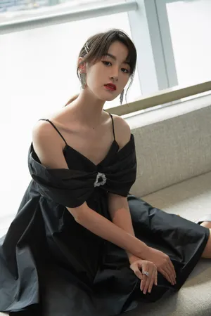 袁冰妍吊带黑裙性感写真图片