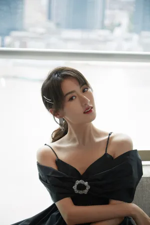 袁冰妍吊带黑裙性感写真图片_2