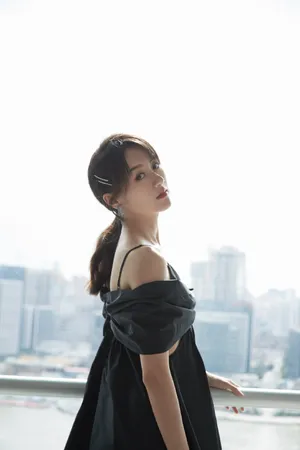 袁冰妍吊带黑裙性感写真图片_3