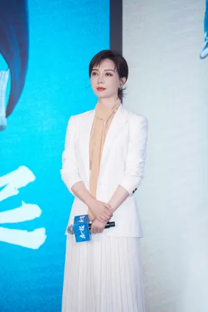 陈数白色西装优雅干练图片_2