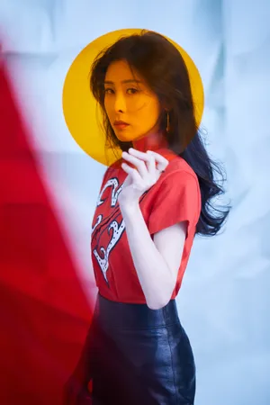 张碧晨红裙皮裙性感写真图片_1