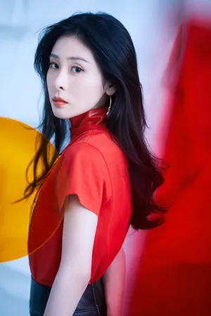 张碧晨红裙皮裙性感写真图片_2