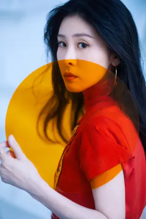 张碧晨红裙皮裙性感写真图片_3