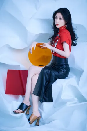 张碧晨红裙皮裙性感写真图片_4