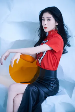 张碧晨红裙皮裙性感写真图片_5