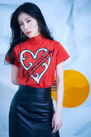 张碧晨红裙皮裙性感写真图片_8