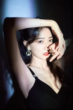 徐璐吊带裙性感写真图片