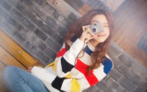 何瑞贤条纹毛衣清新写真图片