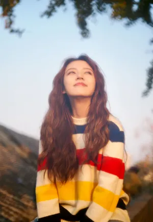 何瑞贤条纹毛衣清新写真图片_3