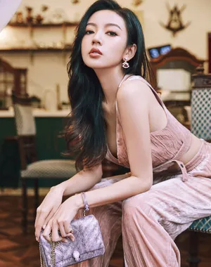 何瑞贤粉色系酷美性感写真图片