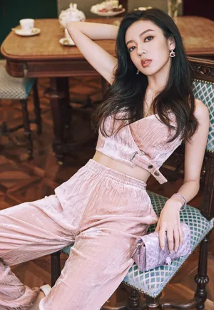 何瑞贤粉色系酷美性感写真图片