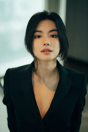 李蔓瑄真空黑西装酷美写真图片