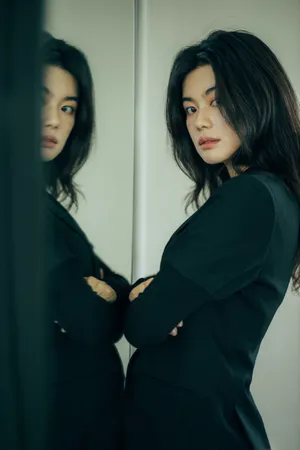 李蔓瑄真空黑西装酷美写真图片_2