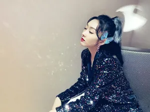 宣璐亮片西装性感写真图片