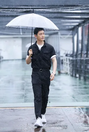 黄晓明黑色工装连体服帅气写真图片