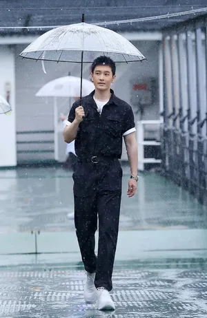 黄晓明黑色工装连体服帅气写真图片_2