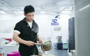 黄晓明黑色工装连体服帅气写真图片_3