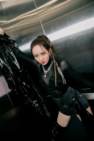 孟佳皮衣短裤性感图片写真