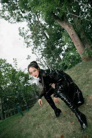 孟佳皮衣短裤性感图片写真_3