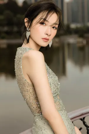 万茜水绿色闪钻纱裙性感图片写真