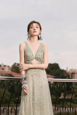 万茜水绿色闪钻纱裙性感图片写真_2