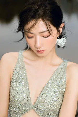 万茜水绿色闪钻纱裙性感图片写真_3