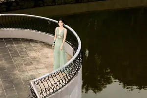 万茜水绿色闪钻纱裙性感图片写真_4