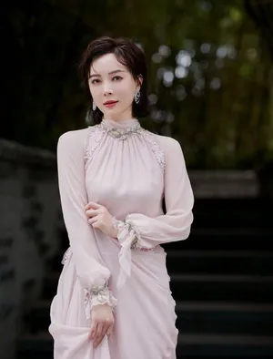 陈数粉色刺绣长裙性感图片写真