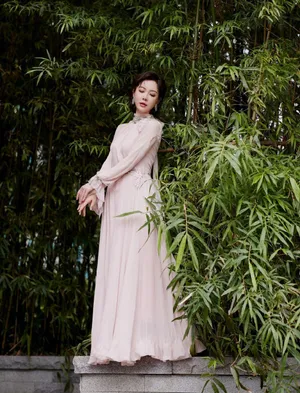 陈数粉色刺绣长裙性感图片写真_2