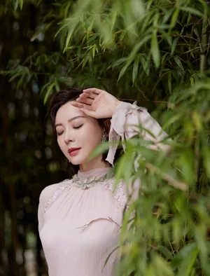 陈数粉色刺绣长裙性感图片写真_3