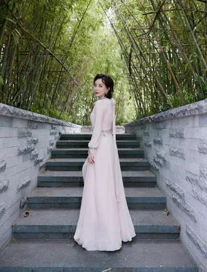 陈数粉色刺绣长裙性感图片写真_8