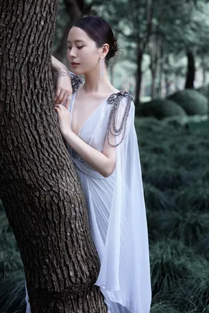 海清深v烟蓝水钻纱裙性感图片写真