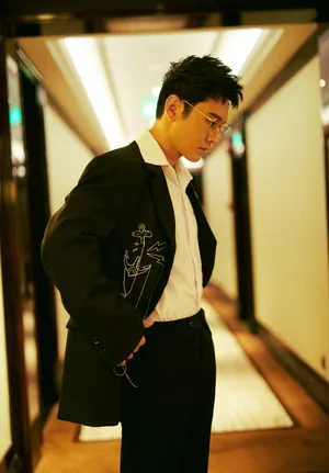 黄晓明黑色钉珠西装帅气写真_2