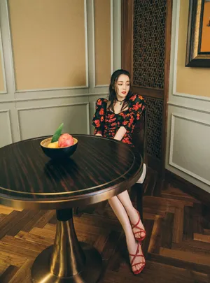 迪丽热巴印花裹身裙性感写真图片_1