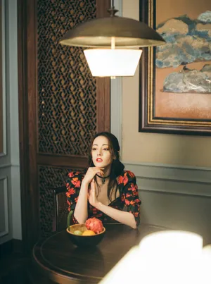 迪丽热巴印花裹身裙性感写真图片_2